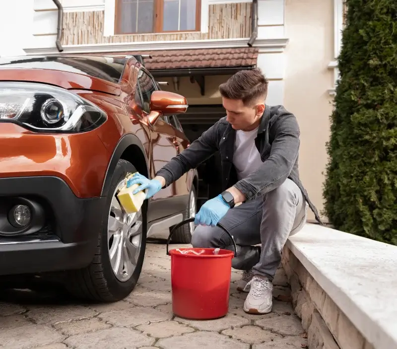 Lavage auto à domicile Saint-Luperce : professionnel intervenant sur un véhicule